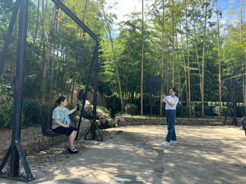 信陽市浉河區：茶山引遊人 文旅繪新景_fororder_遊客打卡拍照 李一凡 攝