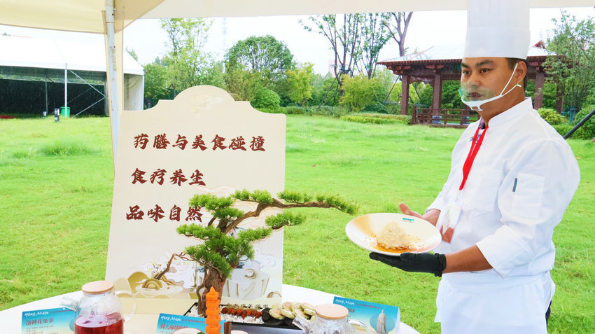 河南南陽舉辦藥膳大賽 22組選手共烹仲景養生宴_fororder_參賽選手展示剛剛制做的藥膳.JPG