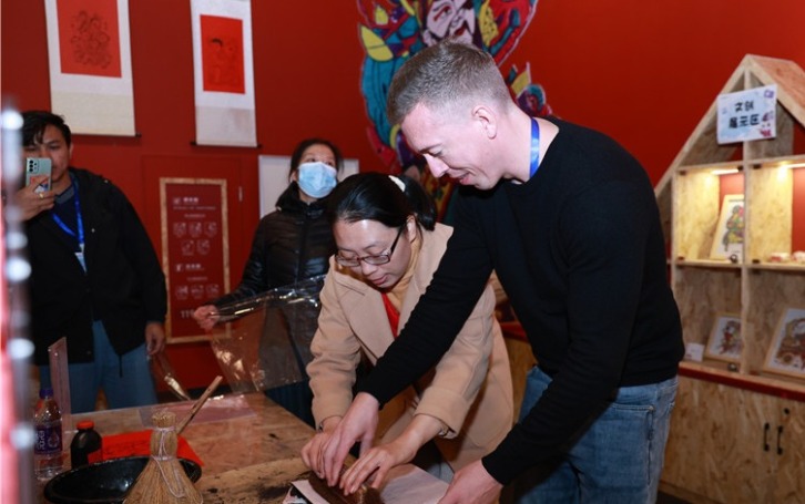 【2024打卡中國】外國網紅探尋開封歷史文化 體驗木板年畫製作（組圖）