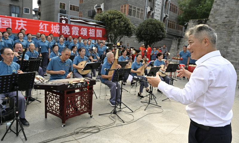 旅遊綜合收入近7億元 信陽市新縣國慶中秋假期文旅“成績單”亮眼_fororder_大合唱為祖國慶生(焦漢平 攝)