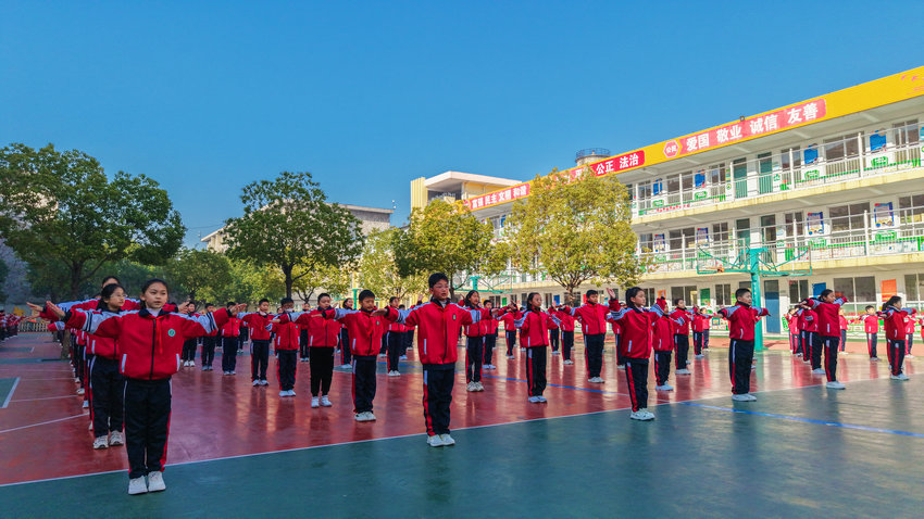 南陽市臥龍區：甲骨文“跳”出課本 課間操裏傳文脈_fororder_學生們在做甲骨文課間操 攝影 王小軍.JPG