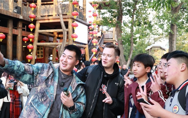 【2024打卡中國】外國網紅在開封縱享武俠豪情 感受中國式浪漫