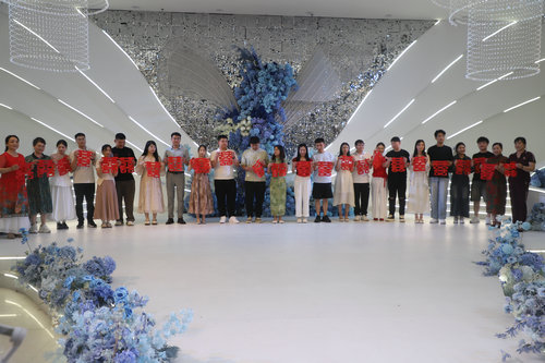 信陽市商城縣：10對新人參加集體婚禮 倡樹文明新風_fororder_新人展示自己的親手製作的“囍” 洪曉燕 攝.JPG