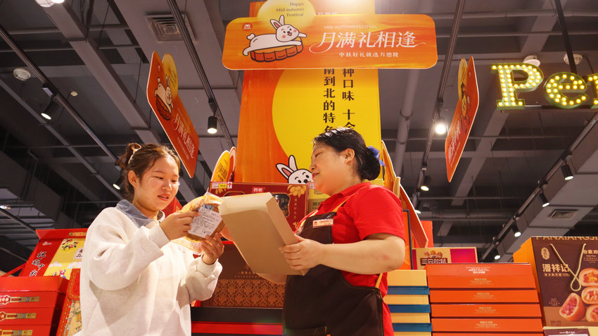 南陽市臥龍區：國慶中秋節日氛圍濃_fororder_消費者選購月餅 攝影 王小軍.JPG