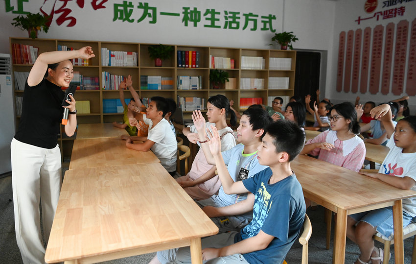 信陽市新縣：書香伴暑假 閱讀潤童心_fororder_互動（焦漢平 攝）