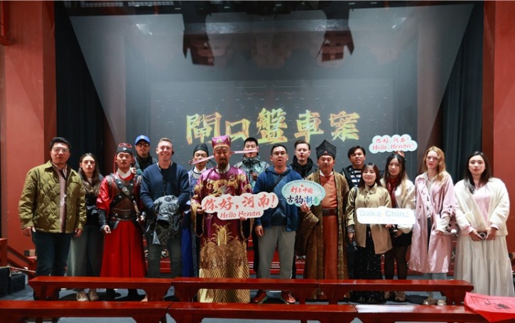 【2024打卡中國】外國網紅在開封遊園賞花 與“包大人”一起探案解謎（組圖）