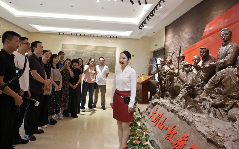 新縣舉辦《“兩個更好”進行時》慶豐收迎國慶攝影展_fororder_聆聽紅色故事（焦漢平 攝）