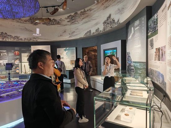 何以中國 黃河安瀾丨三門峽中流砥柱博物館：讓砥柱精神煥發新時代光芒_fororder_采風團成員在解説員的帶領下沉浸式感悟砥柱精神 攝影 李宏遠