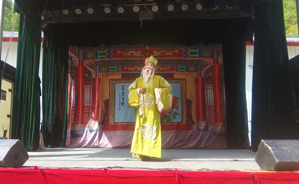 南陽市西峽縣：文化下鄉助力“千萬工程”開展_fororder_西峽縣曲劇團演員在表演節目 攝影 章東麗