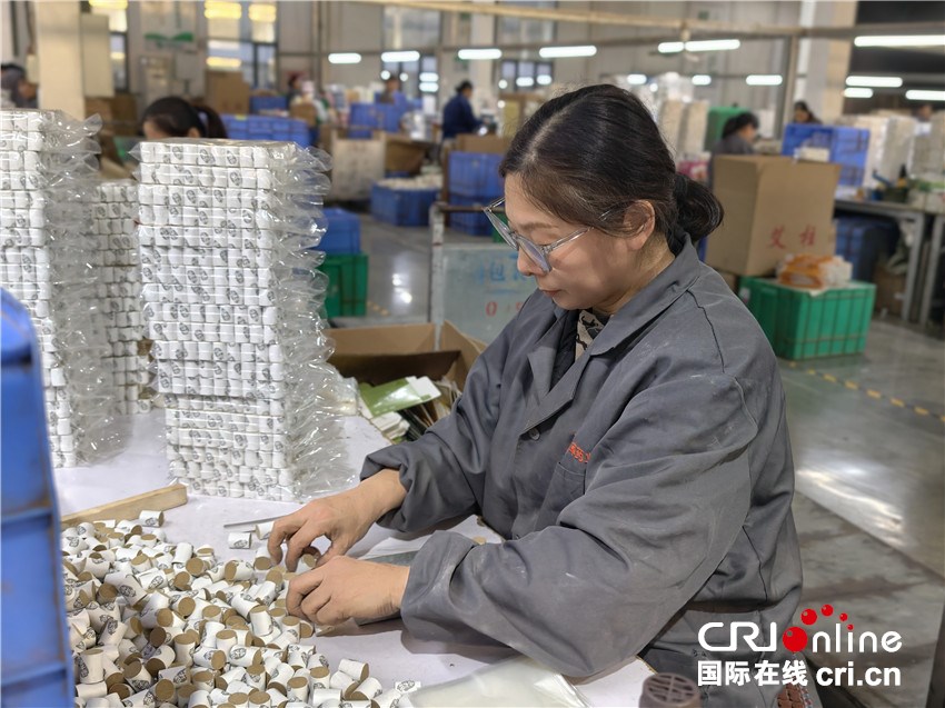 藥草香裏探産業 外國青年、網絡達人“艾”上南陽_fororder_微信圖片_20251113215736_58_55