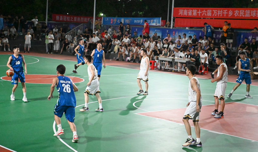 2025年新縣“紅旗飄揚”系列賽事暨“洋河·夢之藍杯”第七屆籃球聯賽火熱進行_fororder_比賽吸引了眾多群眾觀看（焦漢平 攝）