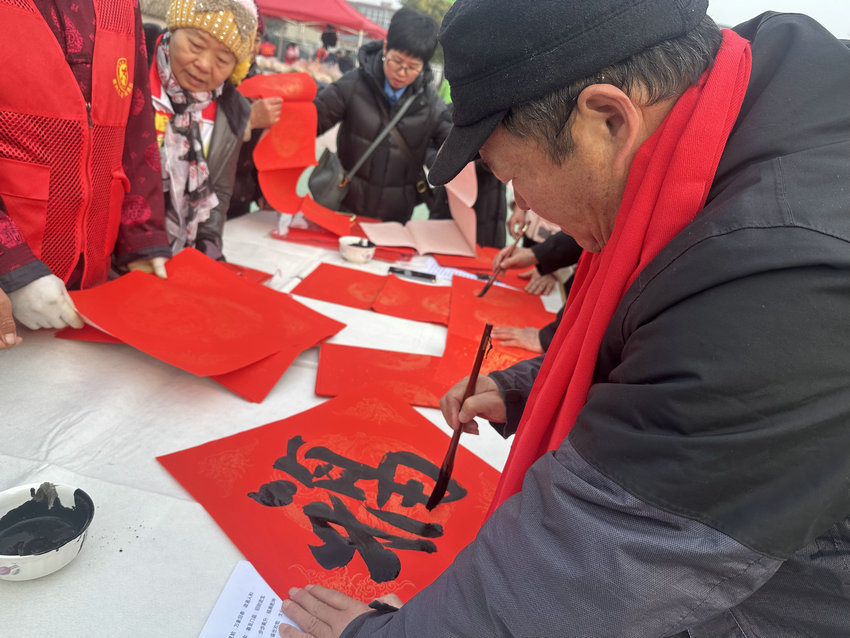17項活動貫穿新春 平頂山市葉縣春節文化盛宴“點亮”群眾幸福年_fororder_書法愛好者義寫春聯