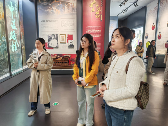 何以中國 黃河安瀾丨三門峽中流砥柱博物館：讓砥柱精神煥發新時代光芒_fororder_采風團成員在民族抗戰的中流砥柱展廳駐足觀看 攝影 李宏遠
