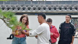 許昌鄢陵學“手”藝 外國青年、網絡達人玩轉花木造型