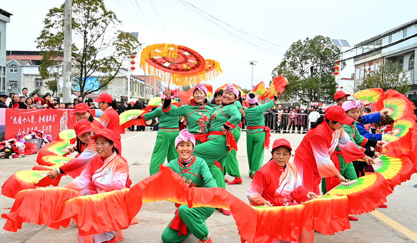 信陽市新縣:豫南民俗文化展演熱鬧啟幕_fororder_扇舞紅綢映歡顏(焦漢平 攝)