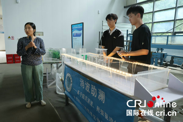 【青春華章·豫你同行】華北水利水電大學：以“水”為脈 鑄魂育人賦能發展_fororder_消波助瀾項目演示 攝影 張雨晴.JPG