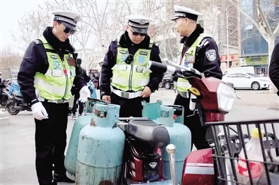【汽車-文字列表】鄭州交警在全市開展新一輪道路交通秩序集中整治行動