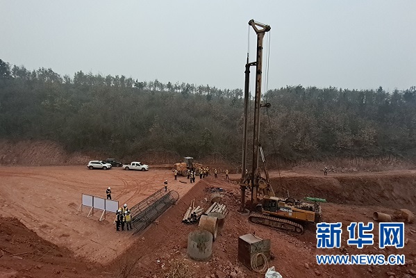 河南：超2萬噸跨國鐵高速公路轉體橋項目開工