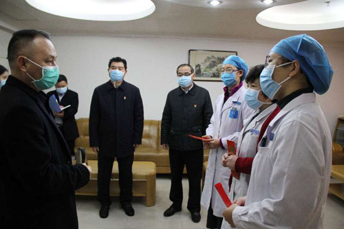 （是 雙醫家庭）【河南供稿】商丘市衛健委副主任劉建華慰問商丘人民醫院援鄂醫療隊員家屬