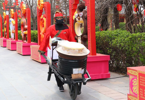 （有修改）【河南原創】清明上河園“硬核”開園：“蒙面俠”服務入園遊客