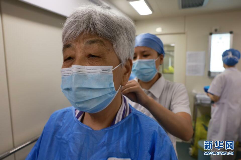 河南洛陽：“健康快車”送光明