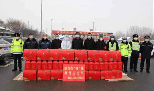 河南：就地過年也溫暖 工會關懷在身邊_fororder_濮陽市總工會慰問抗疫一線職工.JPG