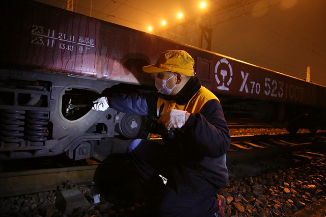 【新春走基層】走近中歐班列（鄭州）車輛“簽證官”