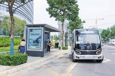 【汽車-圖片】（頁面標題：無人駕駛小巴跑滿1萬公里）鄭東新區智慧島這4輛“小宇”運行近4個月 已搭載乘客10000余人