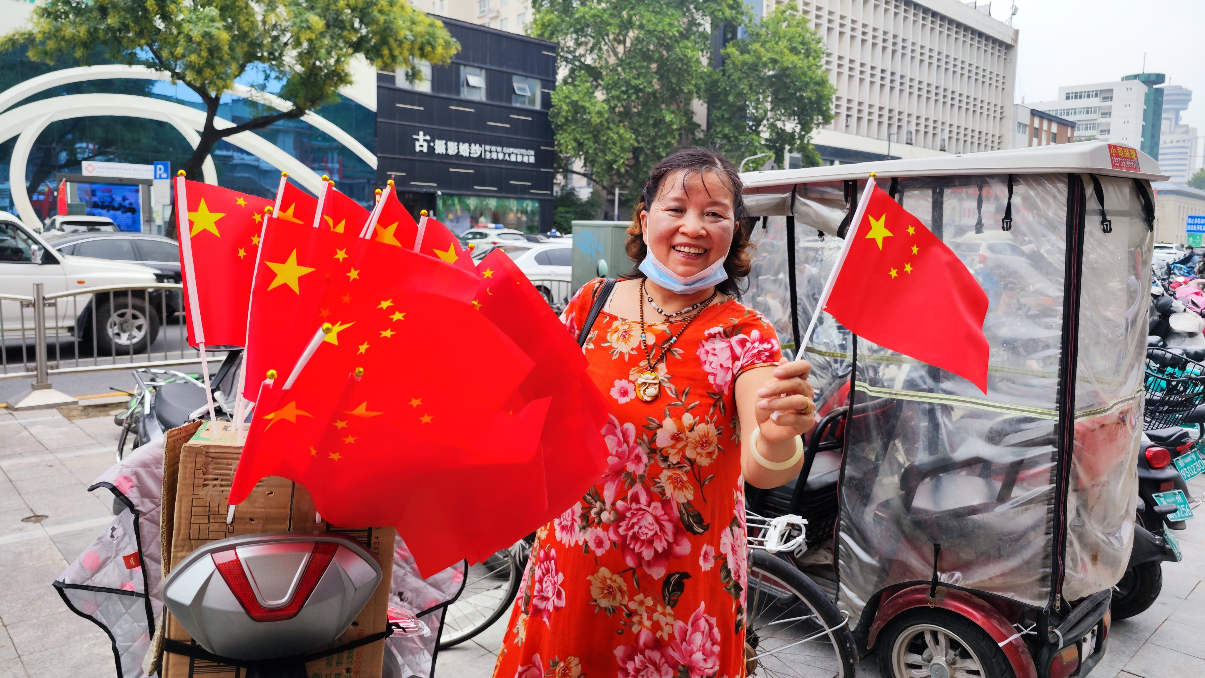 最愛這一抹“中國紅”！ 鄭州大街小巷飄揚五星紅旗