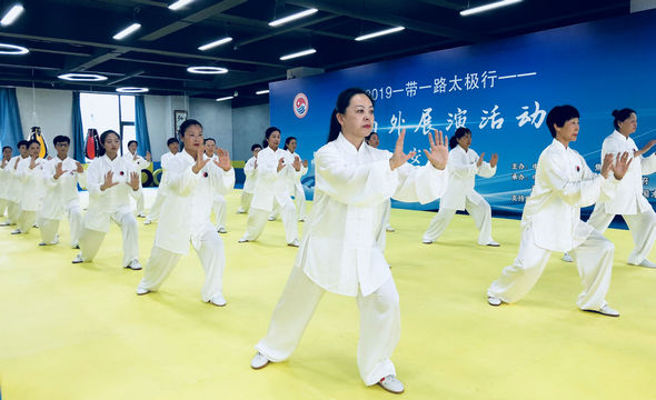 2019“一帶一路”太極行活動走進西安受熱捧_fororder_200余名太極拳愛好者習練太極拳 (2)_副本
