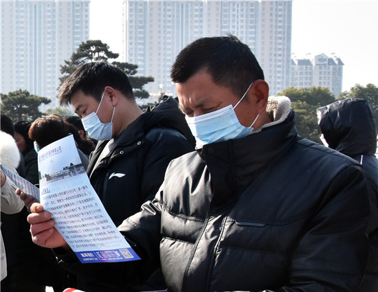 南陽市方城縣：送崗“點對點” 服務“面對面”_fororder_求職者查看用工企業介紹 攝影 宋曉紅