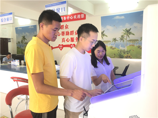 信陽市商城縣：建好便民服務中心 助力優化營商環境_fororder_操作“一站式”服務機  吳潤澤攝