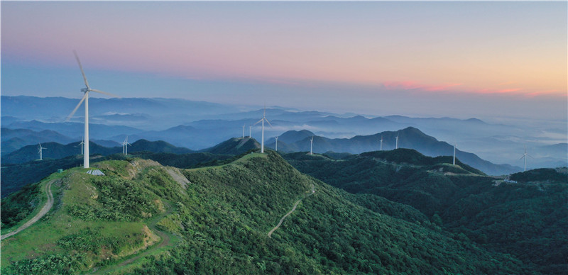 信陽新縣：夏日黃毛尖 雲海美如畫_fororder_山頂風景（胡靜泓 攝）