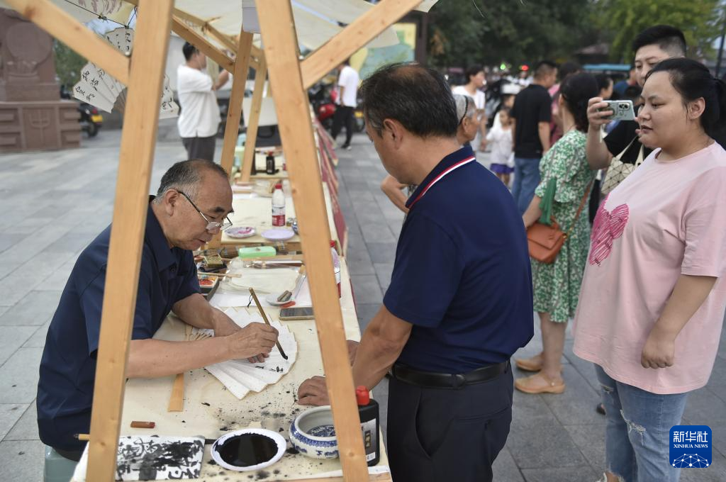 河南開封：“書畫肆集”聚人氣 文風雅韻樂遊園