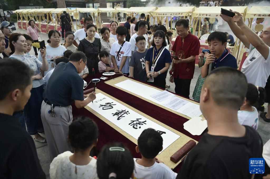 河南開封：“書畫肆集”聚人氣 文風雅韻樂遊園