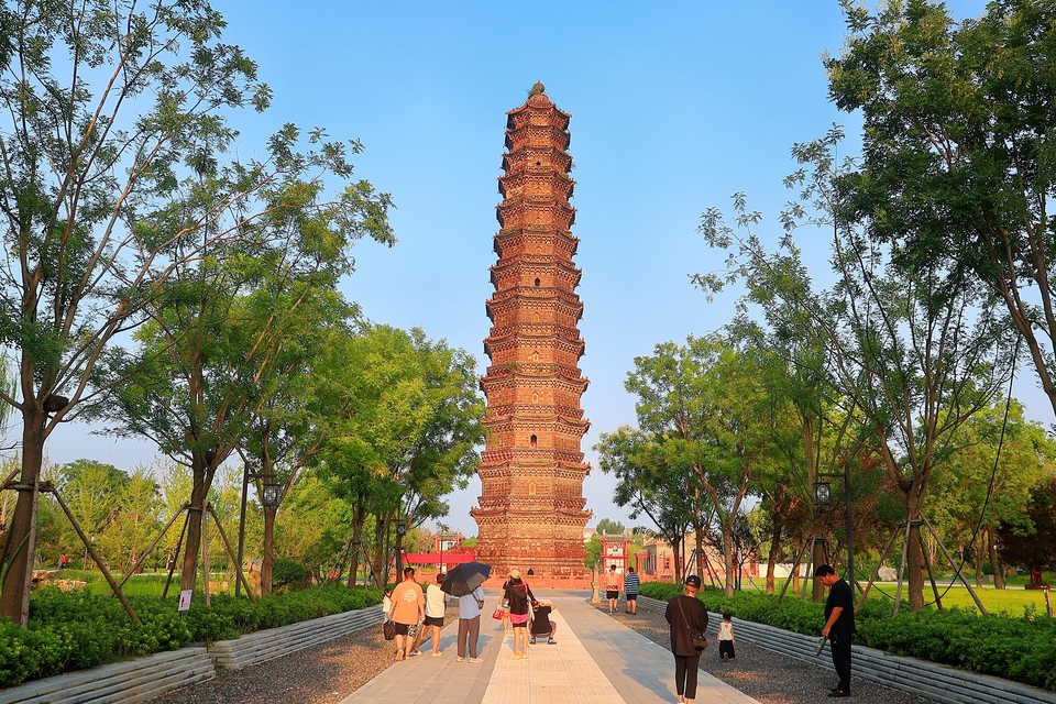鐵塔公園遊玩賞景