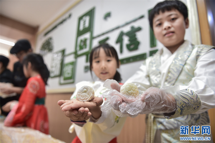 河南洛陽：學做月餅迎中秋