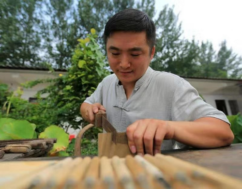 （在文中作了修改）【河南供稿】漯河好工匠傾盡10年心血 打磨傳統木梳的“良心”之作