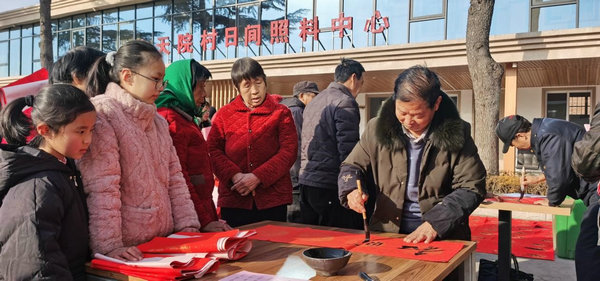 【原創】洛陽市伊川縣：墨香四溢迎新春 義寫春聯送祝福_fororder_02
