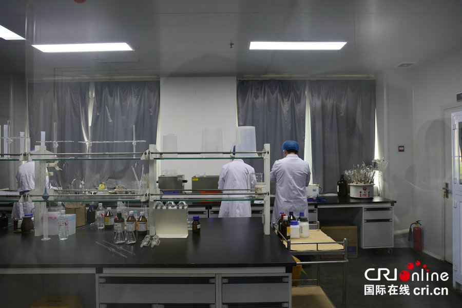 【行走都市圈·聚焦出彩中原】許昌禹州：一藥一瓷講好産業故事_fororder_河南華夏藥材有限公司科研人員在進行實驗.JPG