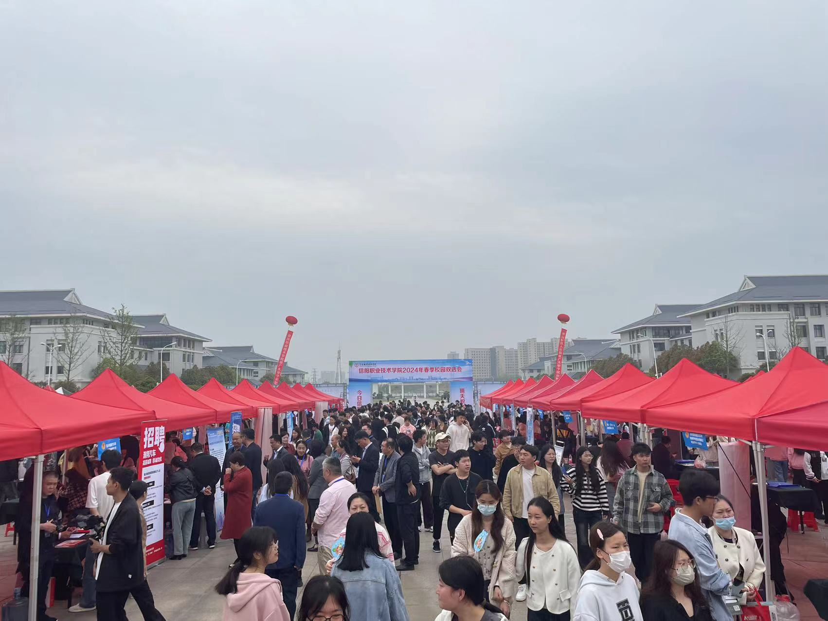 河南信陽：就業服務進校園 才聚羊山助發展