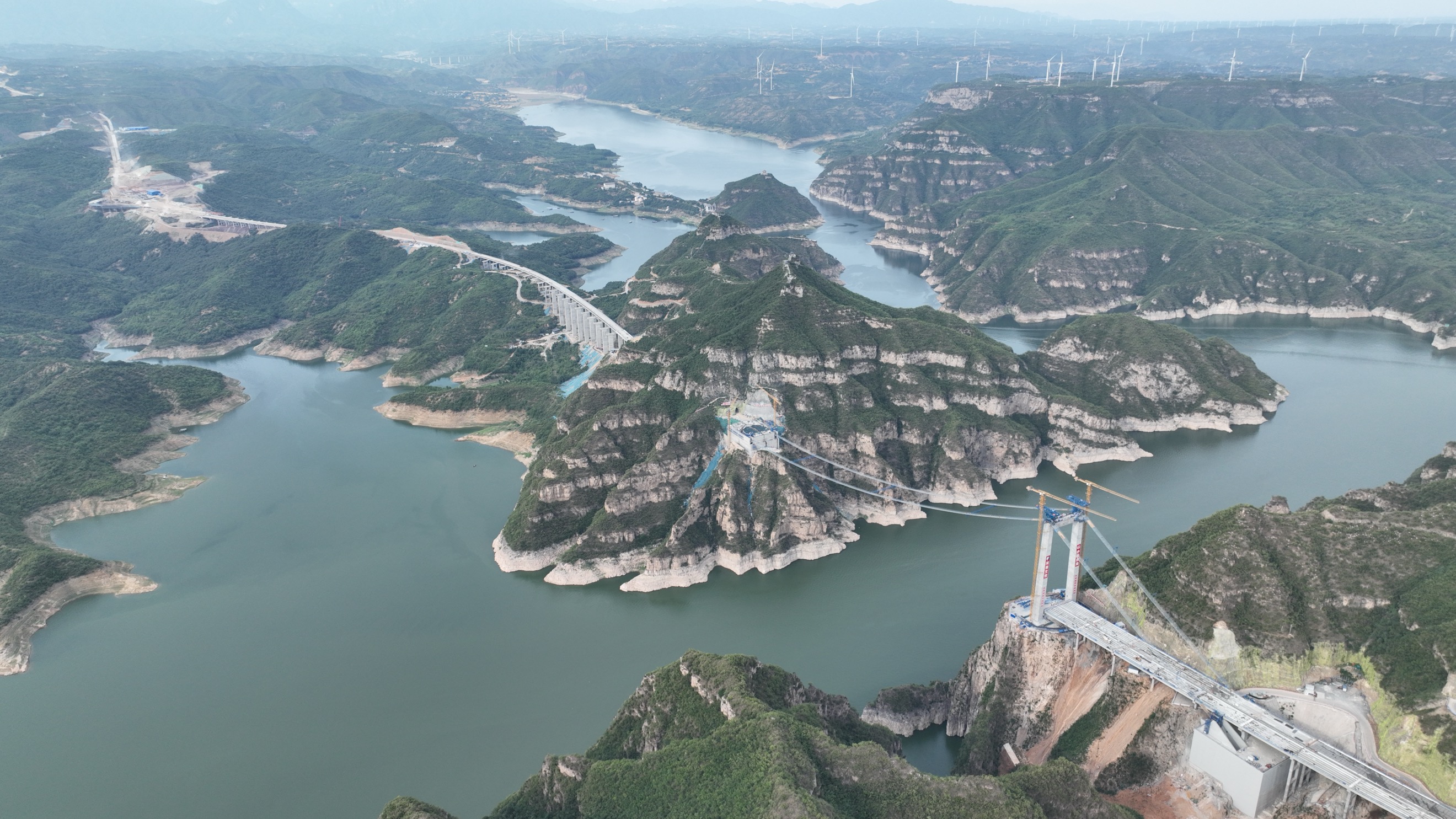 濟源：世界首座地錨式回轉纜懸索橋錨碇澆築完成