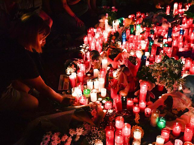 巴塞羅那蘭布拉斯大街，悼念者點燃蠟燭。（新華/法新）
