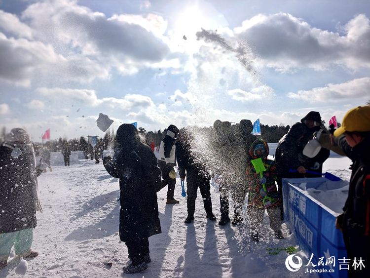 來長白山雪絨花雪樂園盡情“撒潑”