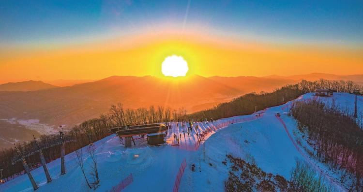 吉林：山巔觀日出 “首滑”迎新年