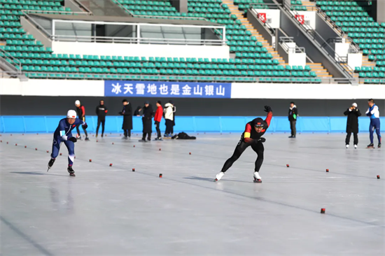 延吉：200余名速滑選手馳騁冰場 掀起冰雪運動熱潮