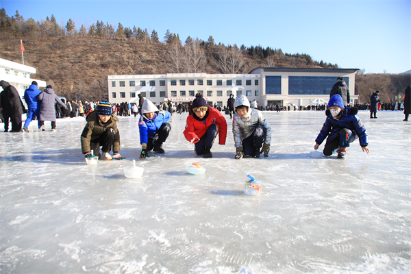 吉林省安圖縣中小學生冰雪趣味運動會燃爆冬日