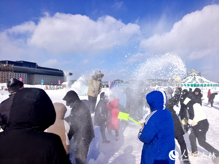 來長白山雪絨花雪樂園盡情“撒潑”