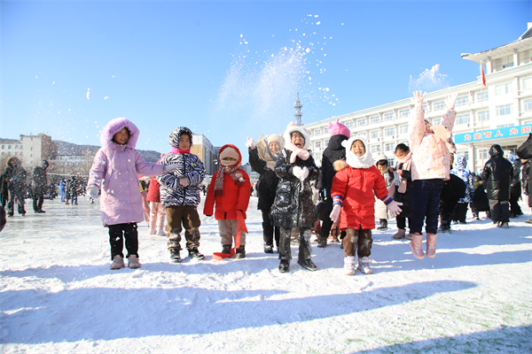 吉林省安圖縣中小學生冰雪趣味運動會燃爆冬日