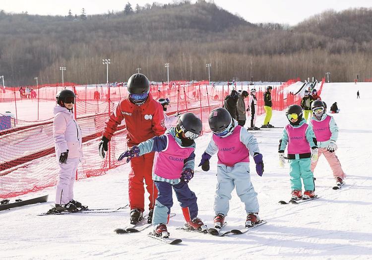 吉林：人小膽大 娃娃練滑雪